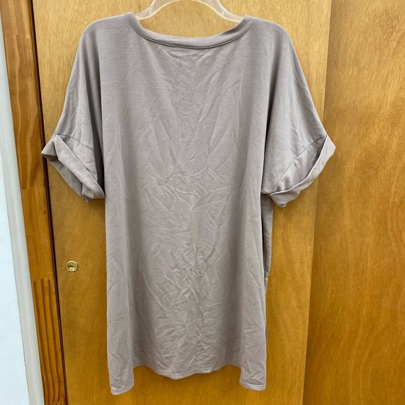 Zenana Rolled Short Sleeve V-Neck Top in Mocha Sz 1X - Picture 4 of 6